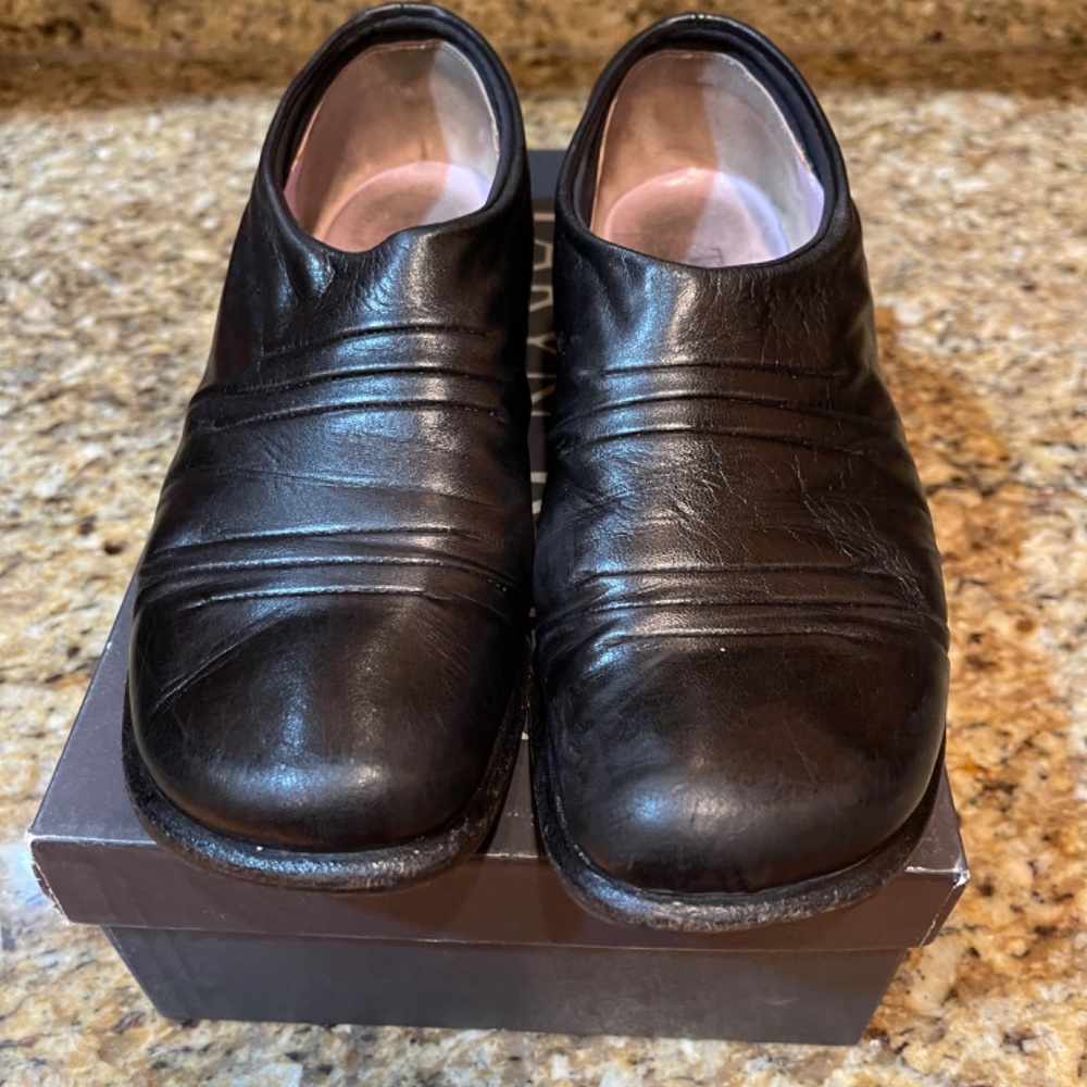 Taryn Rose Black Leather Flats
